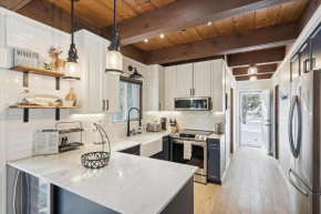 Cobalt Cabin by Tahoe Getaways - Beautifully Remodeled Pet Friendly 3 BR with Hot Tub & EV